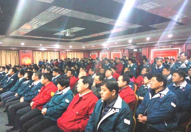 CA88集团治理职员正在大礼堂认真听取科技职员的科普知识讲座